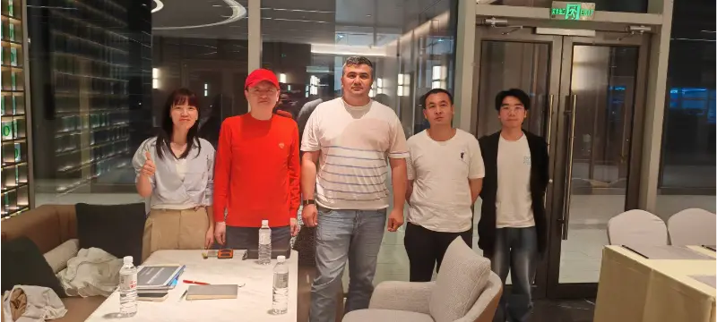 Liesa discute affaires avec un client d'Asie centrale